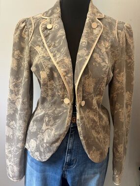 Women’s Vintage Cass Floral Lace Blazer Jacket in Beige With Accent Buttons
